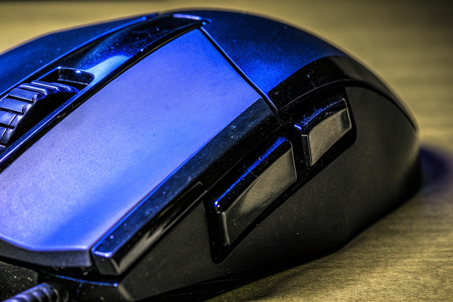 Seitenansicht der Logitech G502 HERO Gaming-Maus, die ihre 11 programmierbaren Tasten zeigt. Logitech G502 HERO Gaming-Maus