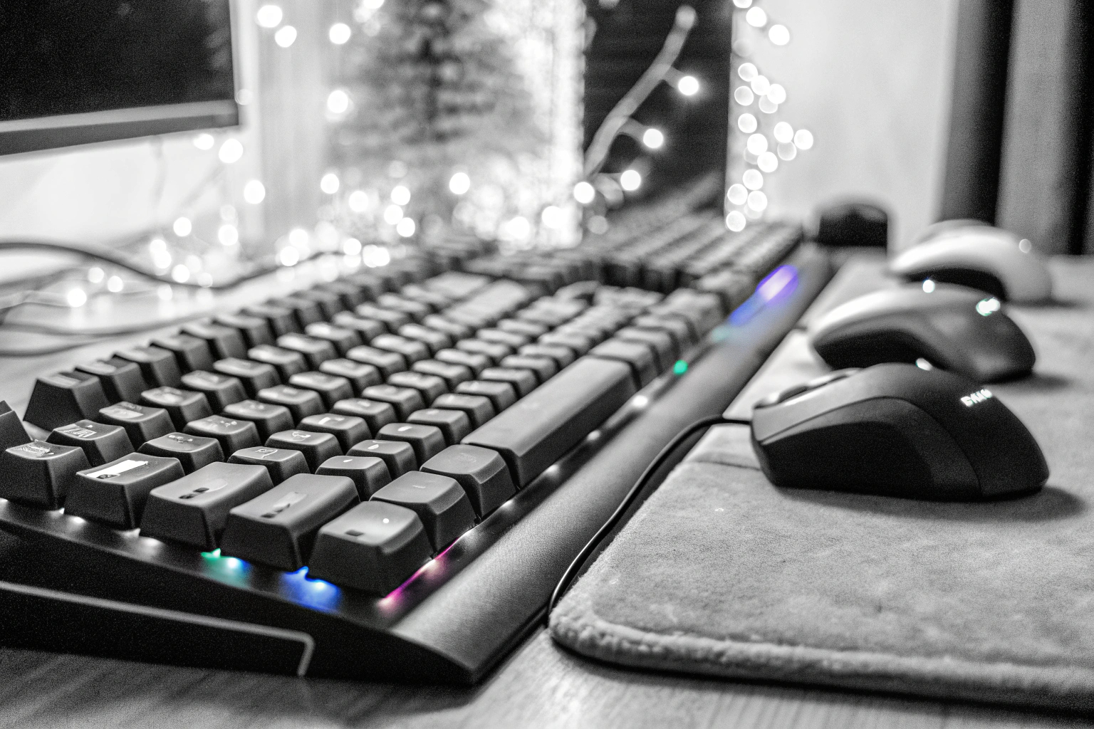 Set-up mit Gaming-Tastaturen und Mäuse beleuchtet Gaming-Tastatur und Maus