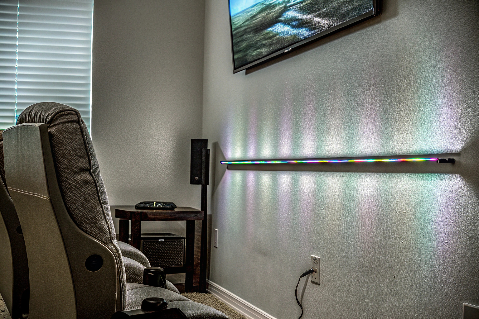 SNADER LED Lightbar, die hinter einem Fernseher installiert ist und den Raum mit bunten Lichteffekten erfüllt. SNADER LED Lightbar TV Hintergrundbeleuchtung