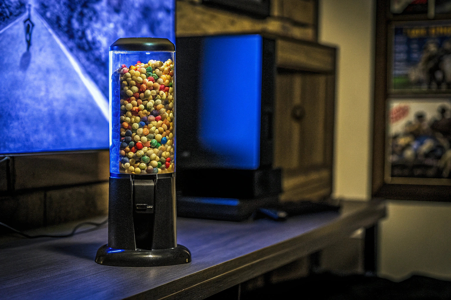 Snagger Snackspender in Aktion, gefüllt mit farbigen Snacks, die sauber und einfach entnommen werden können. Snagger Snackspender für Gamer