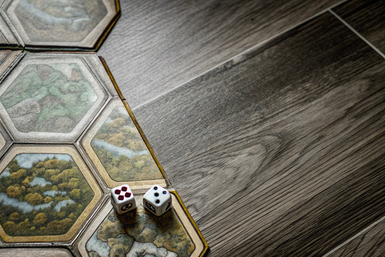 Spielbrett von Catan mit aufgebauten Siedlungen und Straßen. Catan Spielbrett mit Siedlungen