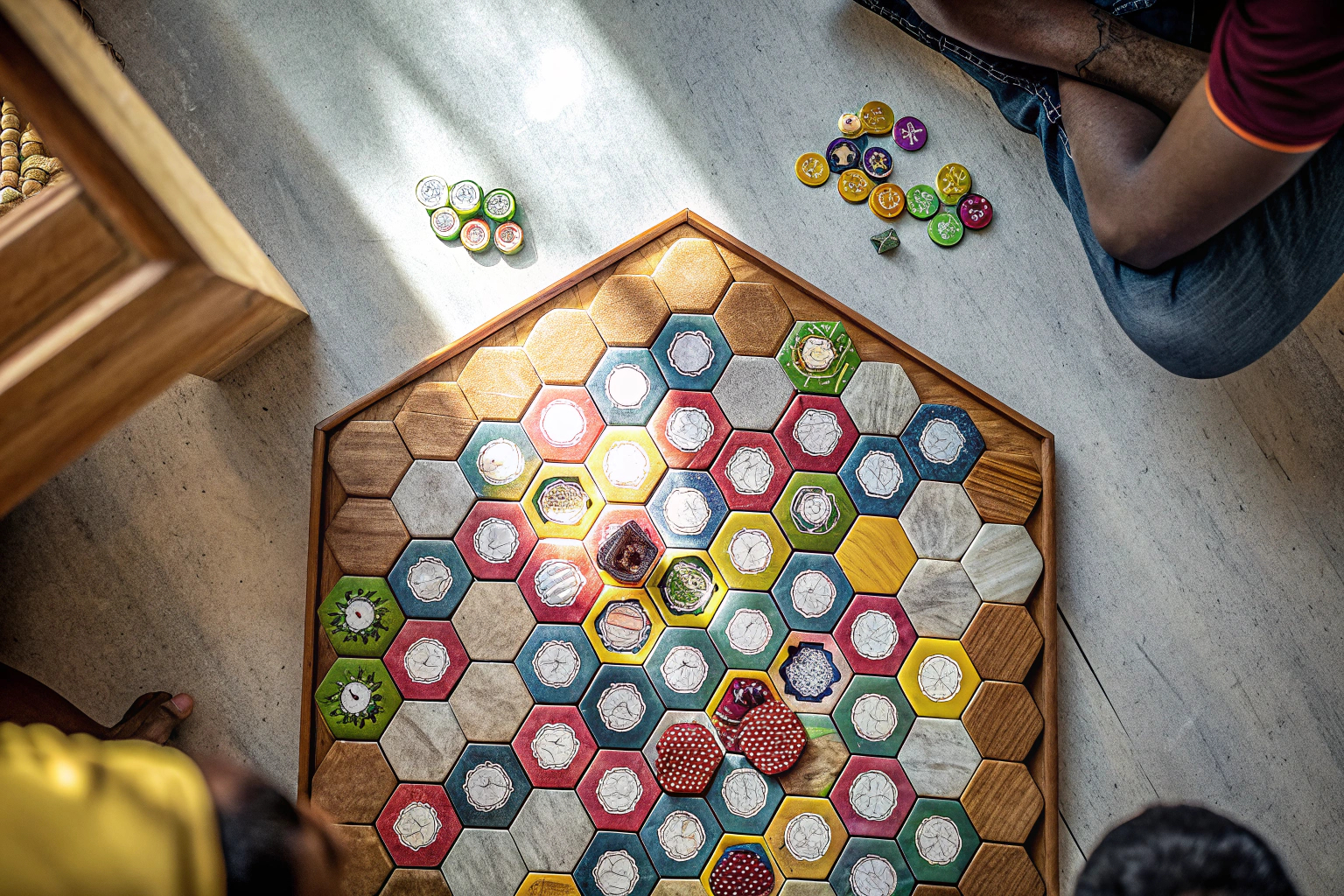 Spielende Personen beim Legespiel Einfach Genial, die Steine auf dem Spielbrett platzieren. Einfach Genial Legespiel in Aktion