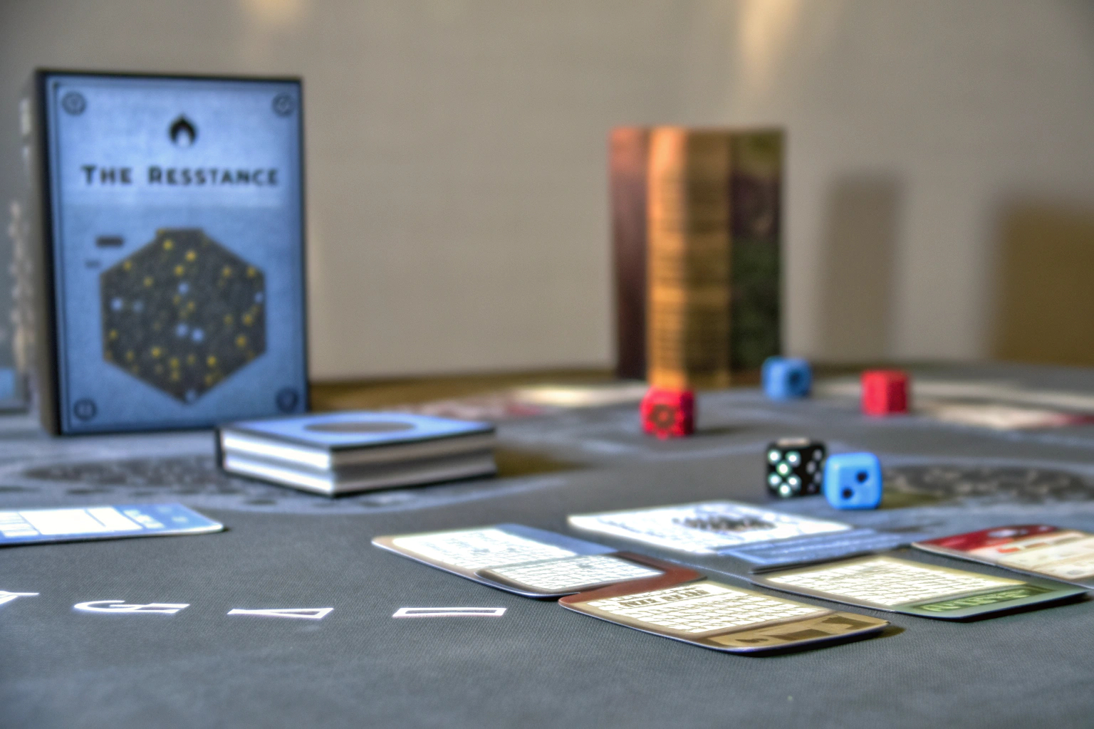 Spieler beim Brettspiel Der Widerstand in intensiver Diskussion. Brettspiel Der Widerstand