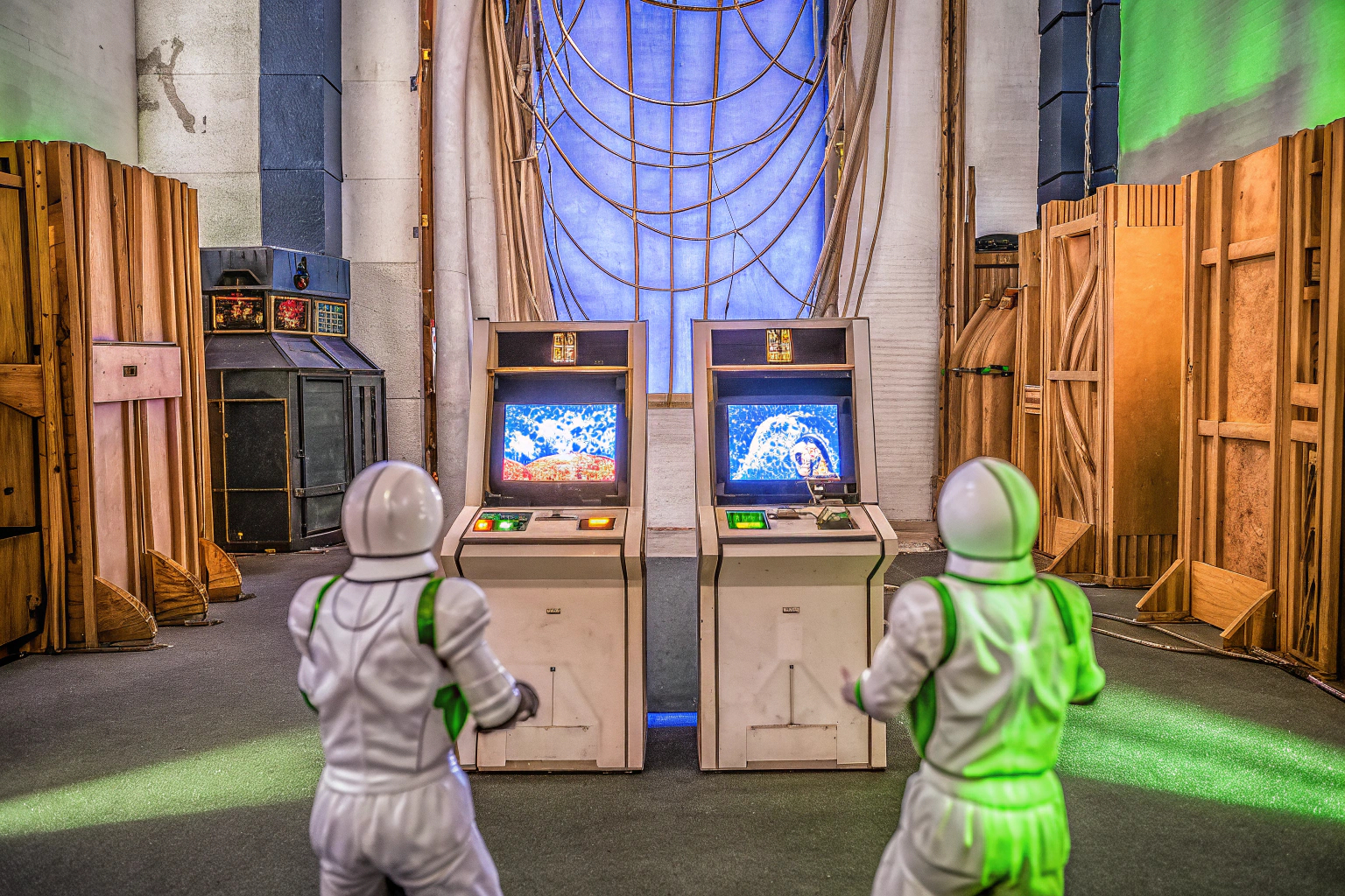 Spieler in einer futuristischen Welt von eXistenZ