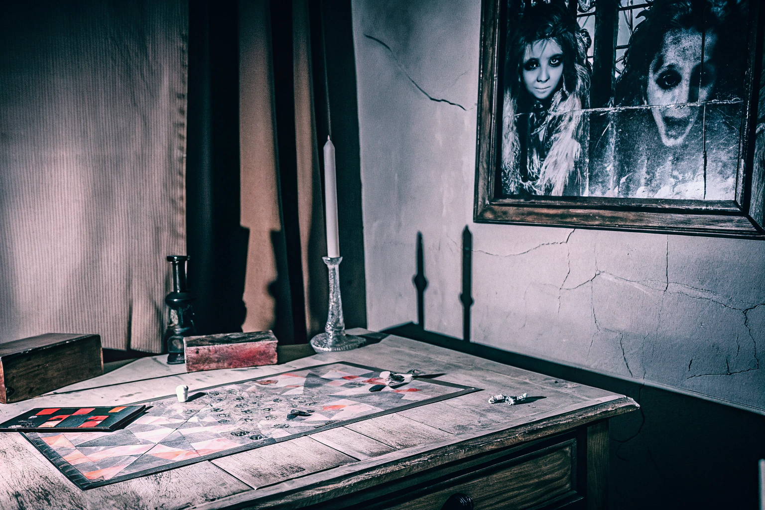 Spieler vertiefen sich in ein kooperatives Horrorspiel in einem düsteren Raum. Kooperatives Horrorspiel in Aktion