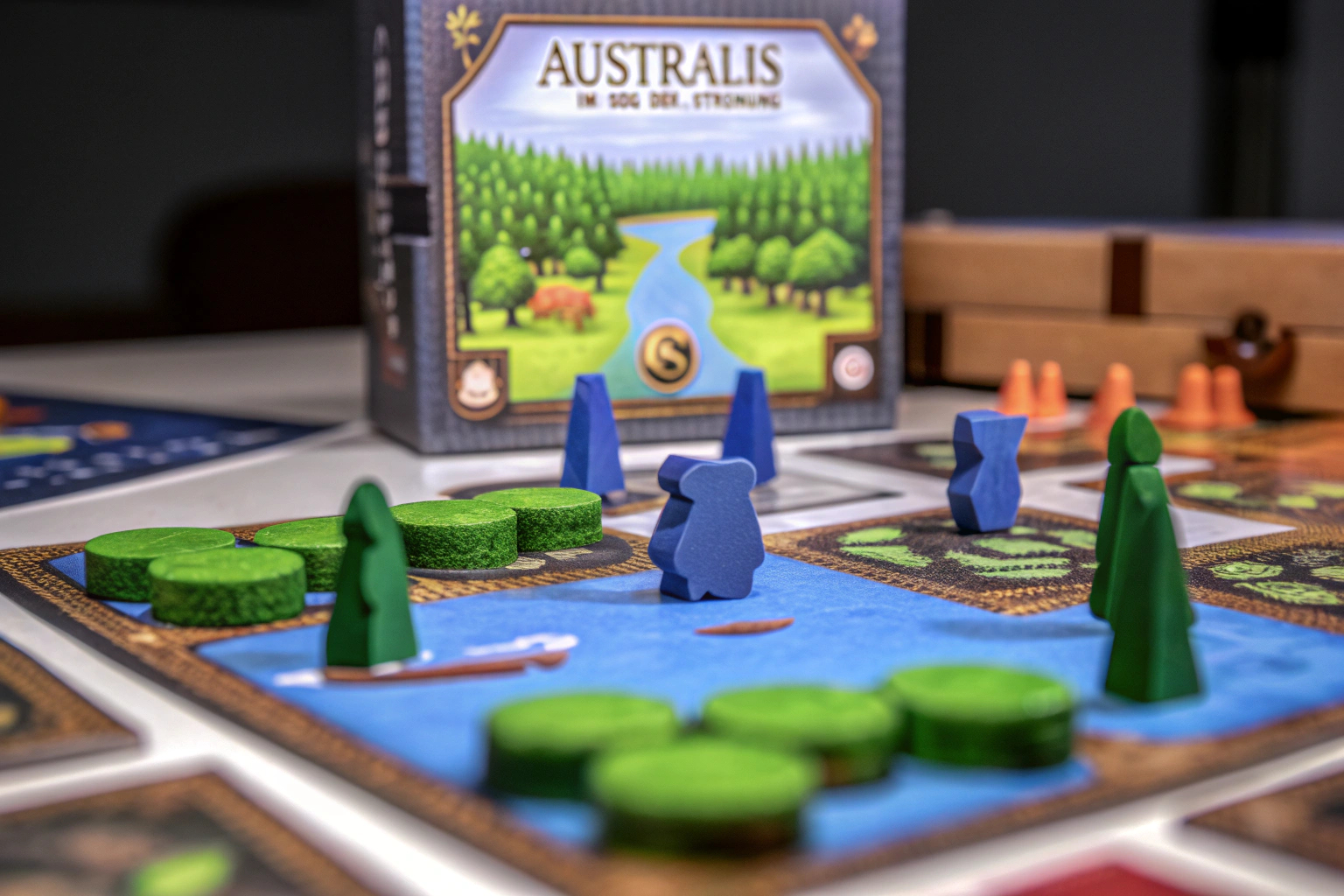 Spielszene aus 'Australis - Im SOG der Strömung' mit Spielern, die das Brettspiel genießen. Spielszene Australis Brettspiel