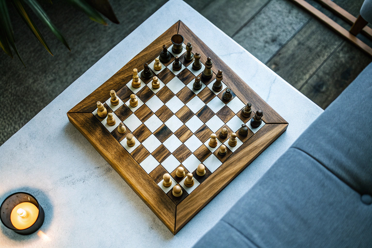 Spielszene des Holz Ketten Dreieck Schachspiels mit mehreren Spielern um einen Tisch. Holz Ketten Dreieck Schachspiel