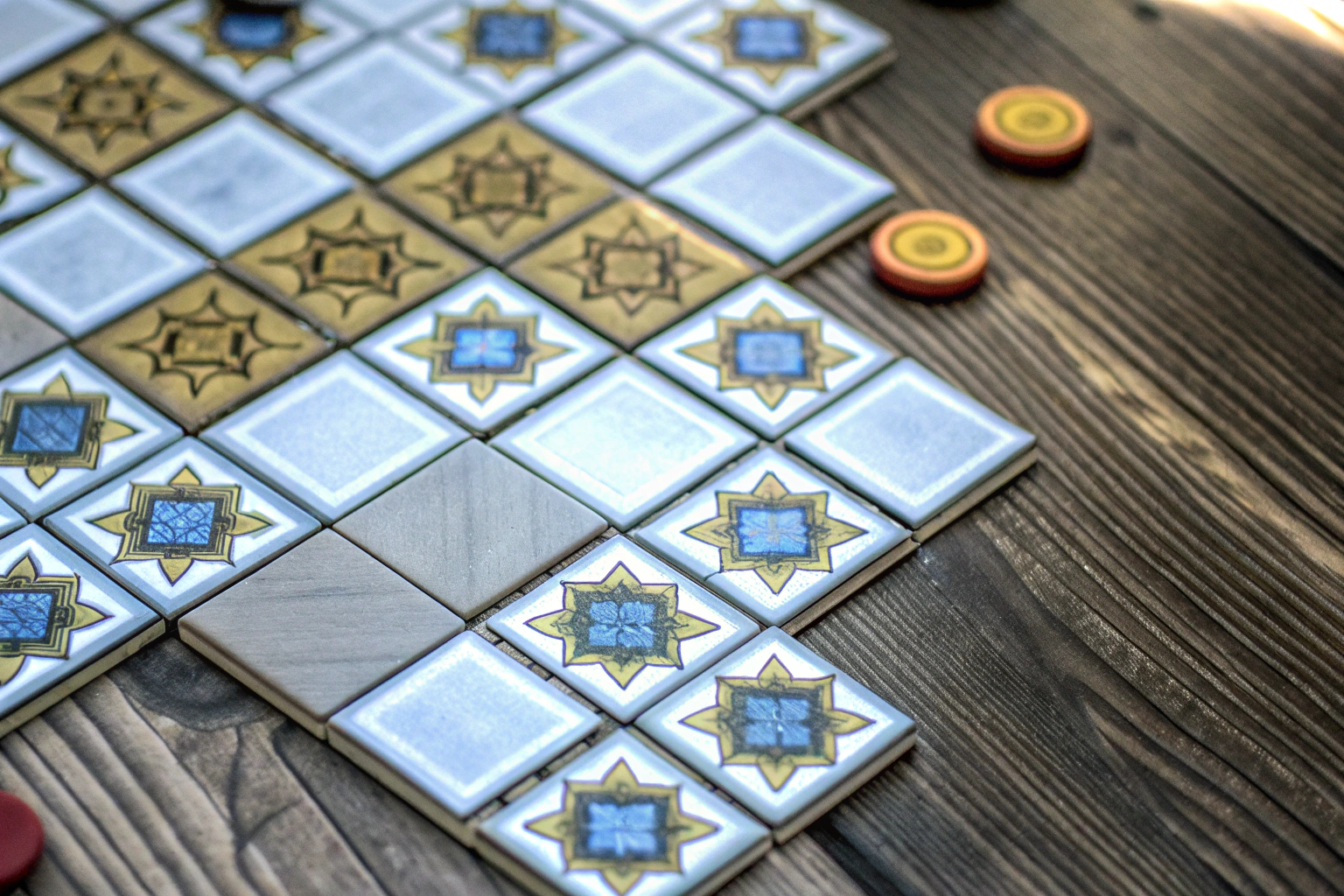 Spielszene von Azul, einem preisgekrönten Legespiel. Azul Spielszene