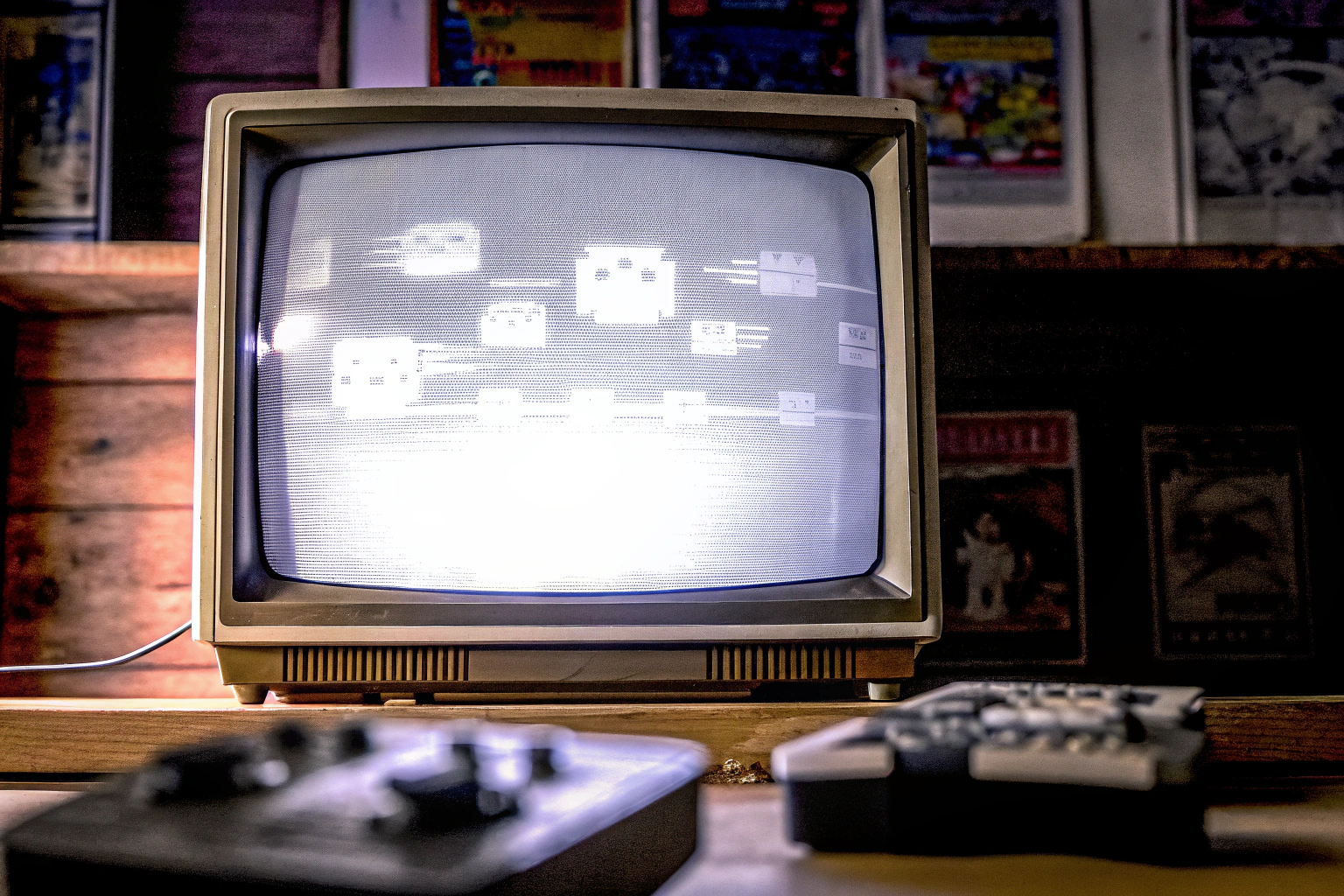 Symbolik der Retro-Gaming-Ära mit klassischen Konsolen und Spielen. Retro-Gaming-Symbolik