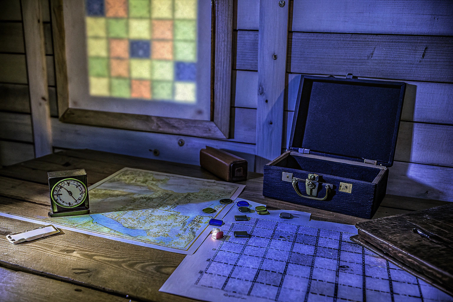 Teilnehmer einer Convention, die gemeinsam ein Escape Room Spiel spielen. Escape Room Spiel auf einer Convention