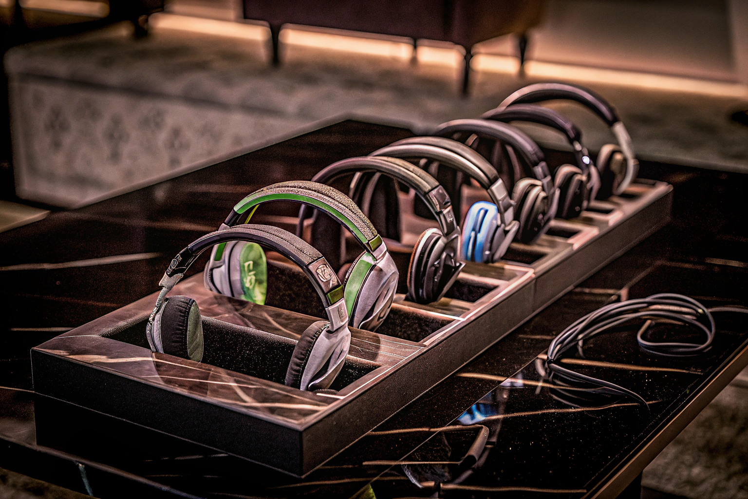 Verschiedene Gaming-Headsets aufgereiht zur Demonstration der Vielfalt. Verschiedene Gaming-Headsets