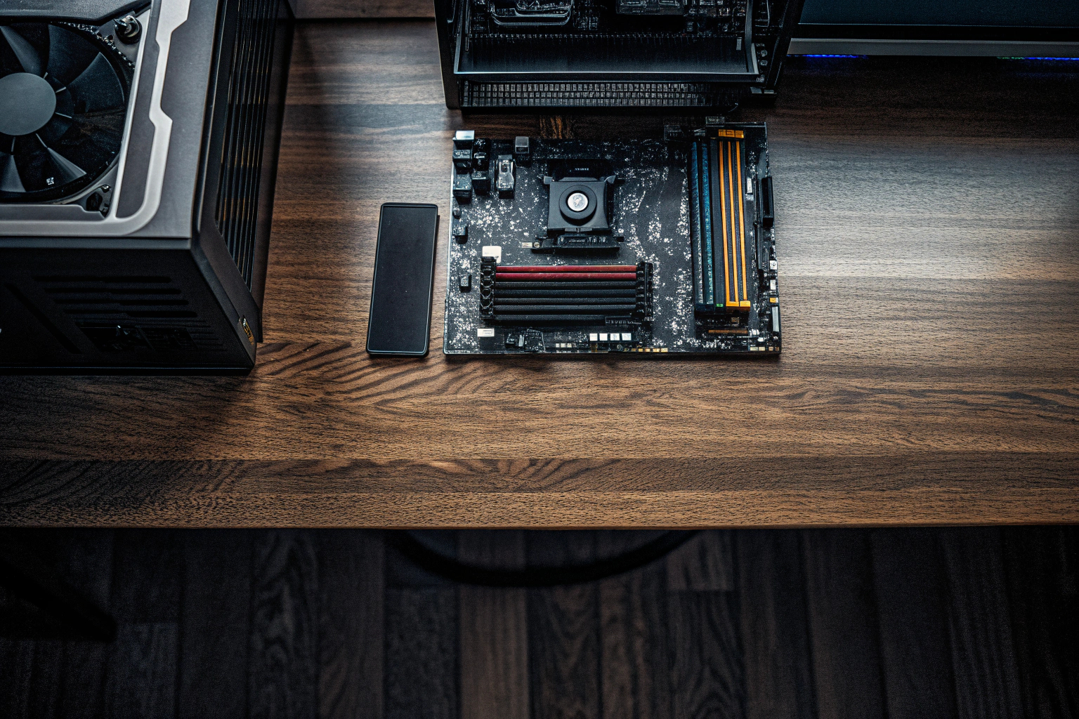 Verschiedene PC-Komponenten wie CPU, RAM, Grafikkarte und Motherboard auf einem Tisch. PC-Komponenten auf einem Tisch