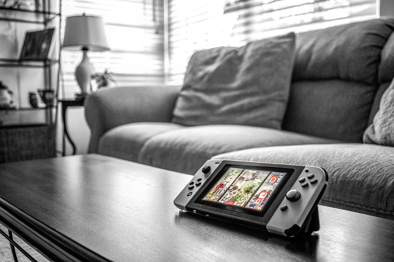 Zwei Freunde, die gemeinsam mit der Nintendo Switch Spiele spielen. Gemeinsames Spielen mit Freunden auf der Nintendo Switch