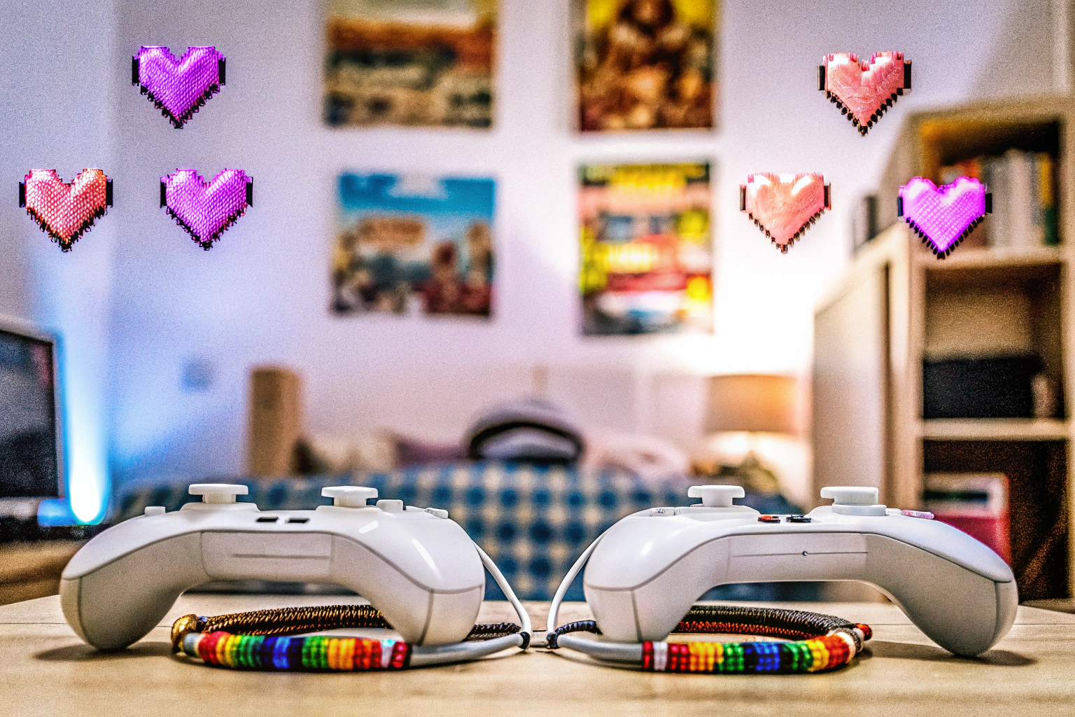 Zwei Gamer, die Freundschaftsketten tragen und gemeinsam lachen. Freundschaftsketten für Gamer