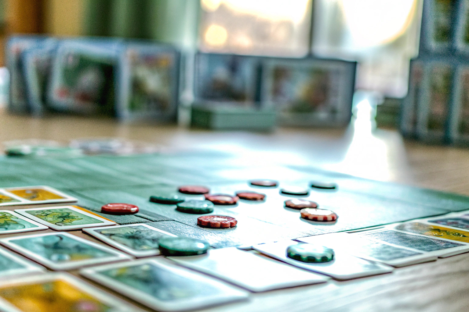 Zwei Kinder, die ein spannendes Kartenspiel spielen, umgeben von Karten und Chips. Kinder spielen Kartenspiel