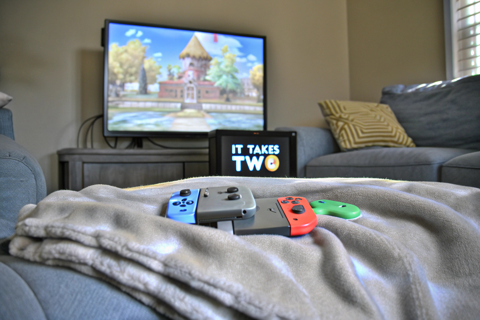 Zwei Personen spielen gemeinsam It Takes Two auf der Nintendo Switch. It Takes Two auf der Nintendo Switch